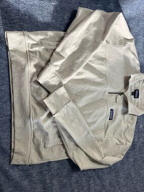 Patagonia Quarter Zip With Kangaroo Pocket Heathered Cream/gray Size Small